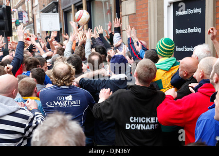 Shrovetide tradizionale partita di calcetto in Ashbourne Derbyshire Regno Unito ha giocato il Martedì Grasso Foto Stock