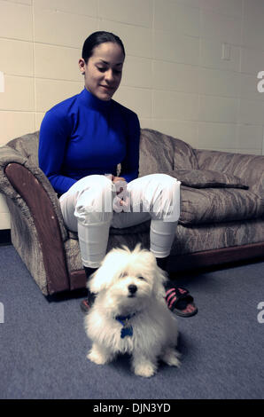 Mar 02, 2008 - South Ozone Park, Queens, NY, STATI UNITI D'AMERICA - CAROL CEDEÑO con il suo cane birichino nel suo quarti a acquedotto. Carol Cedeño, 19, di Puerto Rico è l'unica donna fantino al Winter Horse Racing si incontrano a acquedotto Racecourse. Carol ha perso il suo 'bug' stato di equitazione e il 28 febbraio e ha vinto la sua prima gara in acquedotto oggi come un artigiano. Carol ha iniziato a cavalcare cavalli del paese come un ch Foto Stock