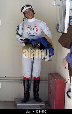 Mar 02, 2008 - South Ozone Park, Queens, NY, STATI UNITI D'AMERICA - CAROL CEDEÑO è pesato in seguito la sua seconda vittoria della giornata a bordo di fumo'n Revisione nella quinta gara. Carol Cedeño, 19, di Puerto Rico è l'unica donna fantino al Winter Horse Racing si incontrano a acquedotto Racecourse. Carol ha perso il suo 'bug' stato di equitazione e il 28 febbraio e ha vinto la sua prima gara in acquedotto oggi come un artigiano. C Foto Stock