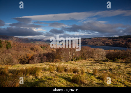 Guardando verso il centro di Fells del Distretto del Lago, oltre Coniston Water da Torver comune, Cumbria Foto Stock