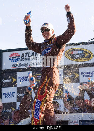 Mar 09, 2008 - Hampton, Georgia, Stati Uniti d'America - Kyle Busch (#18) SnickersToyota, vince la Kobalt Tools 500 ad Atlanta Motor Speedway di domenica 9 marzo, 2008 dando Toyota la sua prima vittoria in NASCAR Sprint Cup Series. (Credito immagine: Foto Stock