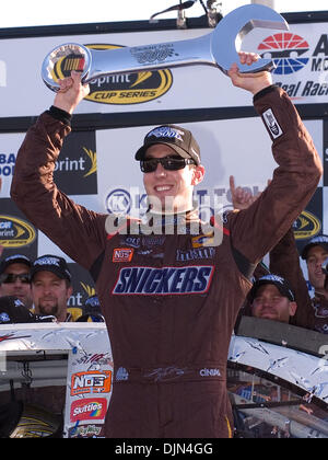 Mar 09, 2008 - Hampton, Georgia, Stati Uniti d'America - Kyle Busch (#18) SnickersToyota, vince la Kobalt Tools 500 ad Atlanta Motor Speedway di domenica 9 marzo, 2008 dando Toyota la sua prima vittoria in NASCAR Sprint Cup Series. (Credito immagine: Foto Stock