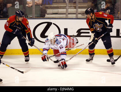 Mar 14, 2008 - Sunrise, Florida, Stati Uniti d'America - ROSTISLAV OLESZ (85), a sinistra e MAGNUS JOHANSSON (6), destra, entrambi della Florida, lotta per il puck con NIGEL DAWES (10), di New York, nel primo periodo di un gioco giocato al Bank Atlantic Center di Sunrise venerdì. (Credito Immagine: © Gary Coronado/Palm Beach post/ZUMA Premere) Restrizioni: * USA Tabloid diritti * Foto Stock