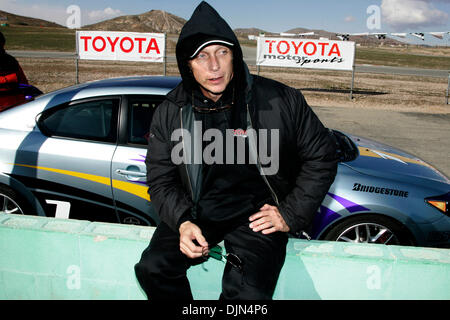 Mar 15, 2008- Rosamond, CA, Stati Uniti d'America 2008 Toyota Pro/Celebrity gara partecipante William Fichtner rilassa su una parete durante una pausa a una sessione di formazione per la trentaduesima gara annuale che si terrà il 19 aprile 2008 a Long Beach, California. Credito: foto di Jonathan Alcorn/ZUMA premere. © Copyright 2008 da Jonathan Alcorn Foto Stock