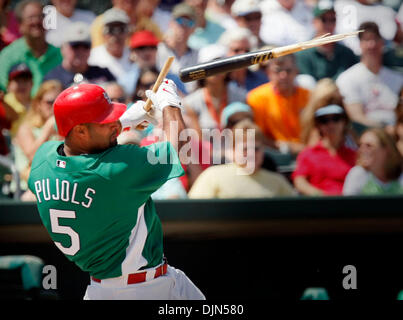 Mar 17, 2008 - Jupiter, Florida, Stati Uniti d'America - Il Cardinale Albert Pujols, indossando il verde per il giorno di San Patrizio, si rompe un pipistrello durante il quarto inning della molla formazione gioco tra il Braves e i cardinali. Lunedì pomeriggio a Roger Dean Stadium. (Credito Immagine: © Lannis acque/Palm Beach post/ZUMA Premere) Restrizioni: * USA Tabloid diritti * Foto Stock