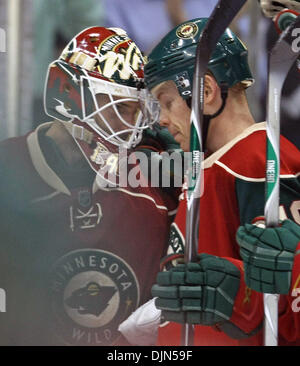 Mar 17, 2008 - St. Paul, Minnesota, Stati Uniti d'America - Wild vs. Colorado. Wild goalie NIKLAS BACKSTROM e STEPHANE VEILLEUX hanno celebrato la loro vittoria su Colorado. (Credito Immagine: © Bruce Bisping/Minneapolis Star Tribune/ZUMA Premere) Restrizioni: * USA Tabloid diritti * Foto Stock