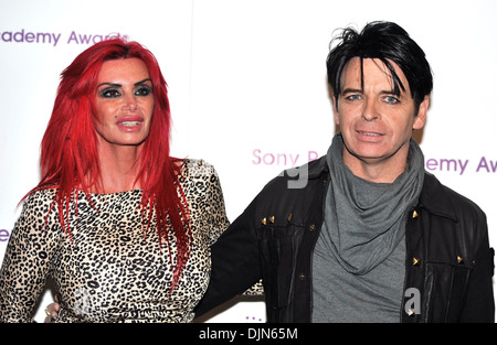 Gary Numan e Gemma O'Neill trentesimo anniversario Sony Radio Academy Awards tenutosi presso la struttura Grosvenor House - arrivi a Londra - Inghilterra Foto Stock