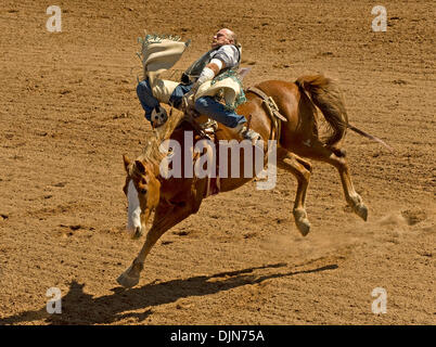 Oct 03, 2008 - Las Vegas, Nevada, Stati Uniti d'America - un cowboy compete in bareback evento presso il National Senior Pro Rodeo Association circuito di arresto a Las Vegas. Maschio e femmina esecutori rodeo età 40 oltre a competere per il premio NSPRA denaro in sancita eventi durante tutto l'anno e in 20 stati degli Stati Uniti e tre province canadesi. (Credito Immagine: © Brian Cahn/ZUMA Press) Foto Stock