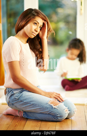 Ha sottolineato la madre con bambino Foto Stock