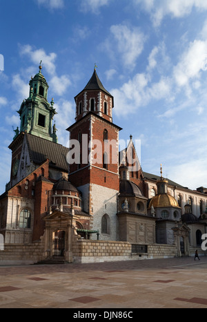 La cattedrale di Wawel Tower e cupole sopra la cappella di Sigismondo, xi secolo Castello Reale sul colle di Wawel, Cracovia in Polonia Foto Stock