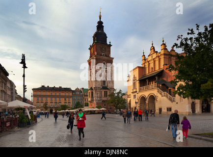 Sukiennice, il panno Renaisssance Hall, Rynek Glowny la piazza principale del mercato, Città Vecchia, Cracovia in Polonia Foto Stock