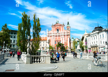 La gente a piedi a ponte triplo e Preseren Square a Ljubljana, Slovenia. Foto Stock