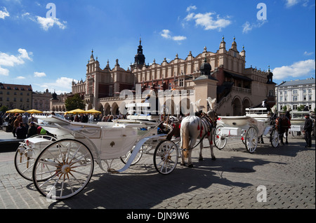 Cavalli e trappole vicino Sukiennice, il panno Renaisssance Hall, Rynek Glowny Città Vecchia, la piazza principale del mercato, Cracovia in Polonia Foto Stock