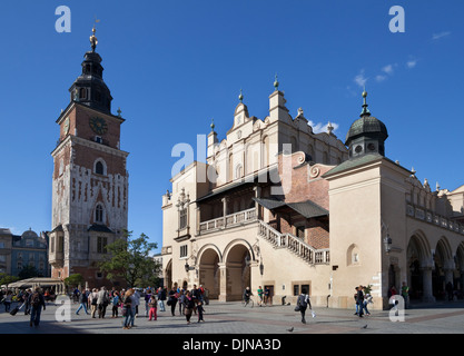 Sukiennice o il panno Renaisssance Hall e Wieza Ratuszowa, Municipio, Torre di Piazza del Mercato, la Città Vecchia, Cracovia in Polonia Foto Stock