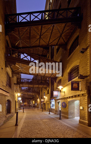 Shad Thames, Bermondsey, Londra al tramonto: antica strada di ciottoli di vecchi magazzini compresi Butlers Wharf del Tamigi Foto Stock