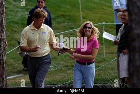 Mar 06, 2008 - Tarpon Springs, in Florida, Stati Uniti d'America - MARY JO SCHMIDT, destro del Palm Harbor è felice circa ottenere un autografo dal giocatore di golf PGA Ernie Els, sinistra, durante il corso dell'energia Pro-Am, sul Corso Copperhead in cialde campionato a Innisbrook Resort e Golf Club. (Credito immagine: Foto Stock