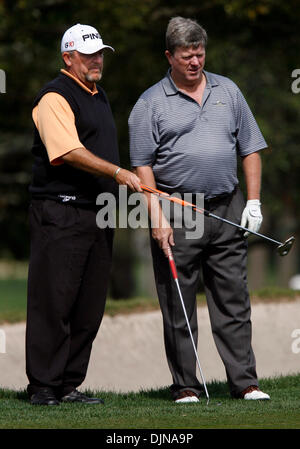 Mar 06, 2008 - Tarpon Springs, in Florida, Stati Uniti d'America - MARK CALCAVECCHIA (sinistra) discute la rottura di un putt su xvii verde con Pietro WARHURST, Presidente e fondatore di baccelli, uno dei suoi tre partner amatoriale, nel corso energia Pro-Am, sul Corso Copperhead in cialde campionato a Innisbrook Resort e Golf Club. (Credito Immagine: © Damaske/San Pietroburgo volte/ZUMA Press) Foto Stock