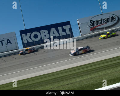 Mar 09, 2008 - Hampton, GEORGIA, STATI UNITI D'AMERICA - Il campo si muove attraverso girare due durante la Kobalt Tools 500 ad Atlanta Motor Speedway di domenica 9 marzo, 2008. (Credito Immagine: © Timothy L. Hale/ZUMA Press) Foto Stock