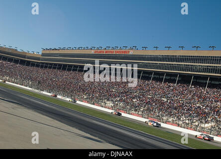 Mar 09, 2008 - Hampton, GEORGIA, STATI UNITI D'AMERICA - Il campo si sposta verso il basso il tratto anteriore durante la Kobalt Tools 500 ad Atlanta Motor Speedway di domenica 9 marzo, 2008. (Credito Immagine: © Timothy L. Hale/ZUMA Press) Foto Stock