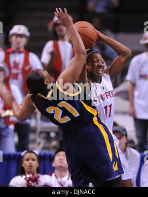 California Golden Bear's Alexis Gray-Lawson, #21, cade indietro mentre in lotta per un rimbalzo con lo Stanford Cardinale Candice Wiggins, #11, nella prima metà del Pac-10 donne il torneo di campionato di gioco il lunedì, 10 marzo 2008 in San Jose, California (Contra Costa Times/Jose Carlos Fajardo) Foto Stock