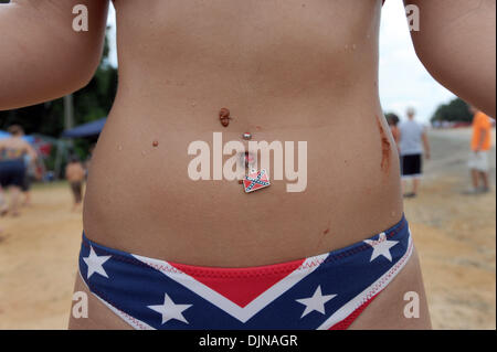 Mar 11, 2008 - Est di Dublino, Georgia, Stati Uniti d'America - Leva di Megan sport un confederato battaglia bandiera navel ring mentre frequentano il XIII estivo annuale Redneck giochi a Buckeye Park, nella parte orientale di Dublino, la Georgia, il sabato. L annuale omaggio a meridionali, iniziò come una parodia alle 1996 Olimpiadi di estate a Atlanta. Migliaia di festeggianti partecipare alla manifestazione i cui eventi includono bobbing per suini piedi, Foto Stock