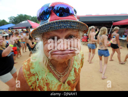 Mar 11, 2008 - Est di Dublino, Georgia, Stati Uniti d'America - mascotte Frank " Freight Train' Mills intrattiene la folla durante il XIII estivo annuale Redneck giochi a Buckeye Park, nella parte orientale di Dublino, la Georgia, il sabato. L annuale omaggio a meridionali, iniziò come una parodia alle 1996 Olimpiadi di estate a Atlanta. Migliaia di festeggianti partecipare alla manifestazione i cui eventi includono bobbing per i suini i piedi, il pozzo del fango b Foto Stock