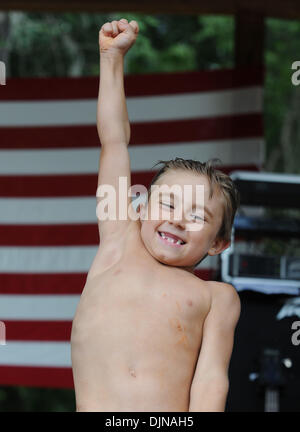 Mar 11, 2008 - Est di Dublino, Georgia, Stati Uniti d'America - ascella serenade vincitore Aubrey Matthews, 7, festeggia la sua vittoria durante il XIII estivo annuale Redneck giochi a Buckeye Park, nella parte orientale di Dublino, la Georgia, il sabato. L annuale omaggio a meridionali, iniziò come una parodia alle 1996 Olimpiadi di estate a Atlanta. Migliaia di festeggianti partecipare alla manifestazione i cui eventi includono bobbing per suini piedi, Foto Stock