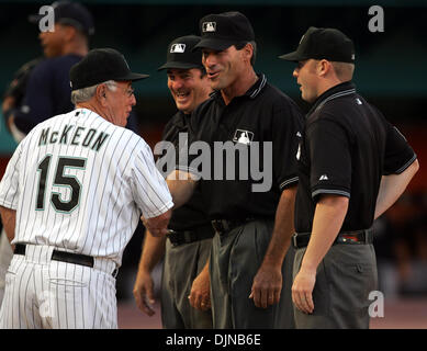 Mar 28, 2008 - Giardini di Miami, Florida, Stati Uniti d'America - New York Yankees in Florida Marlins Spring Training game al Dolphin Stadium..ex Marlins manger JACK MCKEON scuote le mani con GIUDICI ARBITRI ED RAPUANO, Angel Hernandez e Mike ESTABROOK durante lo scambio di lineups prima che il gioco con gli Yankees. (Credito Immagine: © Allen Eyestone/Palm Beach post/ZUMA Premere) Restrizioni: * USA Tabloid Foto Stock