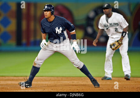 Mar 28, 2008 - Giardini di Miami, Florida, Stati Uniti d'America - New York Yankees in Florida Marlins Spring Training game al Dolphin Stadium..Yankee Alex Rodriguez prende una derivazione a seconda base dopo aver raggiunto sulla base di una doppia. (Credito Immagine: © Allen Eyestone/Palm Beach post/ZUMA Premere) Restrizioni: * USA Tabloid diritti * Foto Stock