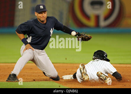 Mar 28, 2008 - Giardini di Miami, Florida, Stati Uniti d'America - New York Yankees in Florida Marlins Spring Training game al Dolphin Stadium..Yankee Derek Jeter bobbles i passi dal catcher Jorge Posada come Marlins ALEJANDRO DE AZA ruba la seconda base nella terza inning. De Aza più tardi ha segnato nel inning. (Credito Immagine: © Allen Eyestone/Palm Beach post/ZUMA Premere) Restrizioni: * USA Tabloid destra Foto Stock