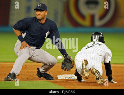 Mar 28, 2008 - Giardini di Miami, Florida, Stati Uniti d'America - New York Yankees in Florida Marlins Spring Training game al Dolphin Stadium..Yankee Derek Jeter bobbles i passi dal catcher Jorge Posada come Marlins ALEJANDRO DE AZA ruba la seconda base nella terza inning. De Aza più tardi ha segnato nel inning. (Credito Immagine: © Allen Eyestone/Palm Beach post/ZUMA Premere) Restrizioni: * USA Tabloid destra Foto Stock