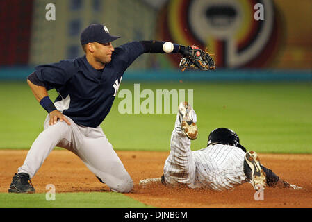 Mar 28, 2008 - Giardini di Miami, Florida, Stati Uniti d'America - New York Yankees in Florida Marlins Spring Training game al Dolphin Stadium..Yankee Derek Jeter bobbles i passi dal catcher Jorge Posada come Marlins ALEJANDRO DE AZA ruba la seconda base nella terza inning. De Aza più tardi ha segnato nel inning. (Credito Immagine: © Allen Eyestone/Palm Beach post/ZUMA Premere) Restrizioni: * USA Tabloid destra Foto Stock