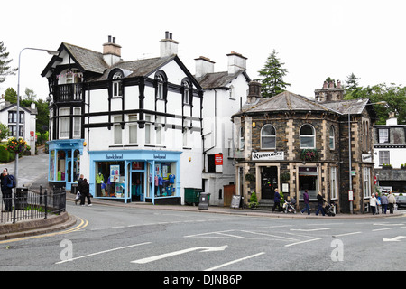 Negozi all'angolo tra Kendal Road e Lake Road a Bowness-on-Windermere, il Lake District, Cumbria, Inghilterra, Regno Unito Foto Stock