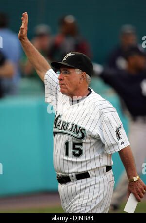 Mar 28, 2008 - Giardini di Miami, Florida, Stati Uniti d'America - New York Yankees in Florida Marlins Spring Training game al Dolphin Stadium.. Ex Marlins manger JACK onde MCKEON alla folla ai Marlins spring training partita contro gli Yankees. (Credito Immagine: © Allen Eyestone/Palm Beach post/ZUMA Premere) Restrizioni: * USA Tabloid diritti * Foto Stock