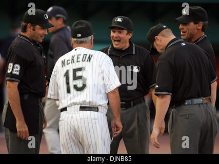 Mar 28, 2008 - Giardini di Miami, Florida, Stati Uniti d'America - New York Yankees in Florida Marlins Spring Training game al Dolphin Stadium..ex Marlins manger JACK MCKEON intrattiene di arbitri (da sinistra a destra) JAMES HOYE, ED RAPUANO, MIKE ESTABROOK e Angel Hernandez durante lo scambio di lineups prima che il gioco con gli Yankees. (Credito Immagine: © Allen Eyestone/Palm Beach post/ZUMA Premere) RESTRICTI Foto Stock