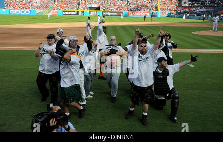 Mar 31, 2008 - Giardini di Miami, Florida, Stati Uniti d'America - Il Marlin lamantini compie durante il settimo inning della loro stagione home opener contro il Mets di lunedì, 31 marzo 2008. Mets ha vinto 7-2. (Credito Immagine: © Steve Mitchell/Palm Beach post/ZUMA Premere) Restrizioni: * USA Tabloid diritti * Foto Stock