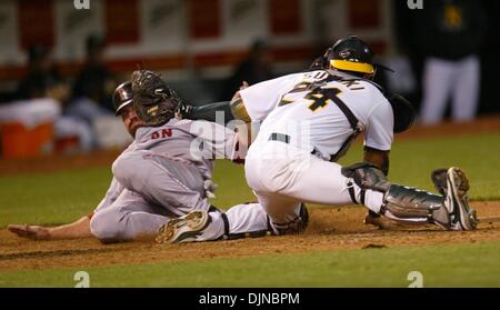 Boston Red Sox' Jason Varitek, sinistra, scorre in modo sicuro a casa la piastra come Oakland Athletics' catcher Kurt Suzuki non riesce a fare il tag nella quinta inning della giornata di apertura del gioco su Martedì, 1 aprile 2008, in McAfee Coliseum di Oakland, California (Ray Chavez/Oakland Tribune) Foto Stock