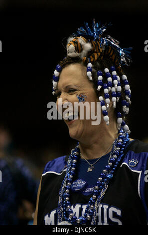 Apr 05, 2008 - San Antonio, Texas, Stati Uniti d'America - Rita scintille di Memphis mostra il suo spirito di squadra prima di gioco uno dei quattro finali, Memphis vs. UCLA, in San Antonio. (Credito Immagine: © LISA KRANTZ/San Antonio Express-News/ZUMA Premere) Restrizioni: * San Antonio, Seattle quotidiani e tabloid USA diritti * Foto Stock