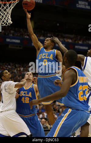 Apr 05, 2008 - San Antonio, Texas, Stati Uniti d'America - UCLA RUSSELL WESTBROOK (0) al cestino durante la prima metà del NCAA di azione semifinale partita al Alamodome a San Antonio. (Credito Immagine: © William Luther/San Antonio Express-News/ZUMA Premere) Restrizioni: * San Antonio, Seattle quotidiani e tabloid USA diritti * Foto Stock