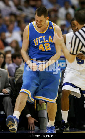 Apr 05, 2008 - San Antonio, Texas, Stati Uniti d'America - UCLA KEVIN LOVE (42) reagisce durante la seconda metà del NCAA di azione semifinale partita al Alamodome a San Antonio. (Credito Immagine: © William Luther/San Antonio Express-News/ZUMA Premere) Restrizioni: * San Antonio, Seattle quotidiani e tabloid USA diritti * Foto Stock