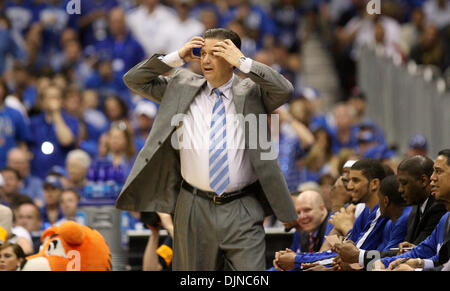 Apr 05, 2008 - San Antonio, Texas, Stati Uniti d'America - Memphis coach John CALIPARI durante la seconda metà del NCAA di azione semifinale partita al Alamodome a San Antonio. (Credito Immagine: © Delcia Lopez/San Antonio Express-News/ZUMA Premere) Restrizioni: * San Antonio, Seattle quotidiani e tabloid USA diritti * Foto Stock