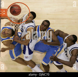 Apr 05, 2008 - San Antonio, Texas, Stati Uniti d'America - UCLA e Memphis giocatori al di sotto del cesto durante la seconda metà del NCAA di azione semifinale partita al Alamodome a San Antonio (credito Immagine: © William Luther/San Antonio Express-News/ZUMA Premere) Restrizioni: * San Antonio, Seattle quotidiani e tabloid USA diritti * Foto Stock