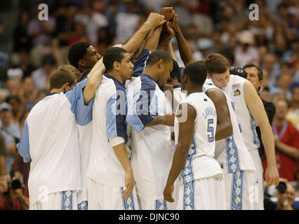 Apr 05, 2008 - San Antonio, Texas, Stati Uniti d'America - North Carolina Tar Tacchi arrivare insieme a prendere la corte NCAA semifinale partita due al Alamodome a San Antonio. (Credito Immagine: © William Luther/San Antonio Express-News/ZUMA Premere) Restrizioni: * San Antonio, Seattle quotidiani e tabloid USA diritti * Foto Stock