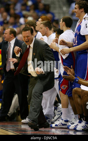 Apr 05, 2008 - San Antonio, Texas, Stati Uniti d'America - Kansas coach BILL SELF durante la prima metà del NCAA di azione semifinale partita due al Alamodome a San Antonio. (Credito Immagine: © Bahram Mark Sobhani/San Antonio Express-News/ZUMA Premere) Restrizioni: * San Antonio, Seattle quotidiani e tabloid USA diritti * Foto Stock