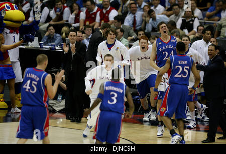 Apr 05, 2008 - San Antonio, Texas, Stati Uniti d'America - Kansas team celebrando la loro enorme primo semestre durante il NCAA semifinale partita due al Alamodome a San Antonio. (Credito Immagine: © Delcia Lopez/San Antonio Express-News/ZUMA Premere) Restrizioni: * San Antonio, Seattle quotidiani e tabloid USA diritti * Foto Stock