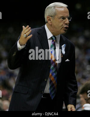 Apr 05, 2008 - San Antonio, Texas, Stati Uniti d'America - Kansas coach BILL SELF durante la prima metà del NCAA di azione semifinale partita due al Alamodome a San Antonio. (Credito Immagine: © Bahram Mark Sobhani/San Antonio Express-News/ZUMA Premere) Restrizioni: * San Antonio, Seattle quotidiani e tabloid USA diritti * Foto Stock