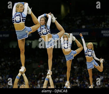 Apr 05, 2008 - San Antonio, Texas, Stati Uniti d'America - North Carolina cheerleaders eseguire durante la seconda metà del NCAA di azione semifinale partita due al Alamodome a San Antonio. (Credito Immagine: © Bahram Mark Sobhani/San Antonio Express-News/ZUMA Premere) Restrizioni: * San Antonio, Seattle quotidiani e tabloid USA diritti * Foto Stock