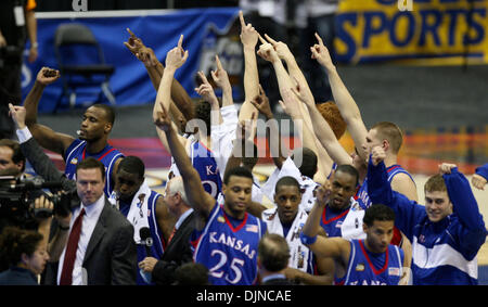 Apr 05, 2008 - San Antonio, Texas, Stati Uniti d'America - Kansas celebra la loro vittoria su North Carolina 84-66 nel NCAA semifinale partita due al Alamodome a San Antonio. (Credito Immagine: © Delcia Lopez/San Antonio Express-News/ZUMA Premere) Restrizioni: * San Antonio, Seattle quotidiani e tabloid USA diritti * Foto Stock