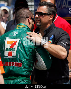 Apr 05, 2008 - San Pietroburgo, Florida, Stati Uniti d'America - IndyCar Series driver Tony Kanaan, sinistra, ottiene un abbraccio di congratulazioni dal proprietario del team Michael Andretti, dopo la conquista la pole position durante la IndyCar qualifica alla Honda Gran Premio di San Pietroburgo. (Credito immagine: Foto Stock