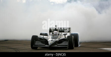 Apr 06, 2008 - San Pietroburgo, Florida, Stati Uniti d'America - Graham Rahal celebra a sua volta uno con burnout come pompe di lui il pugno dopo aver vinto la IndyCar Series Grand Prix di San Pietroburgo. (Credito immagine: Foto Stock